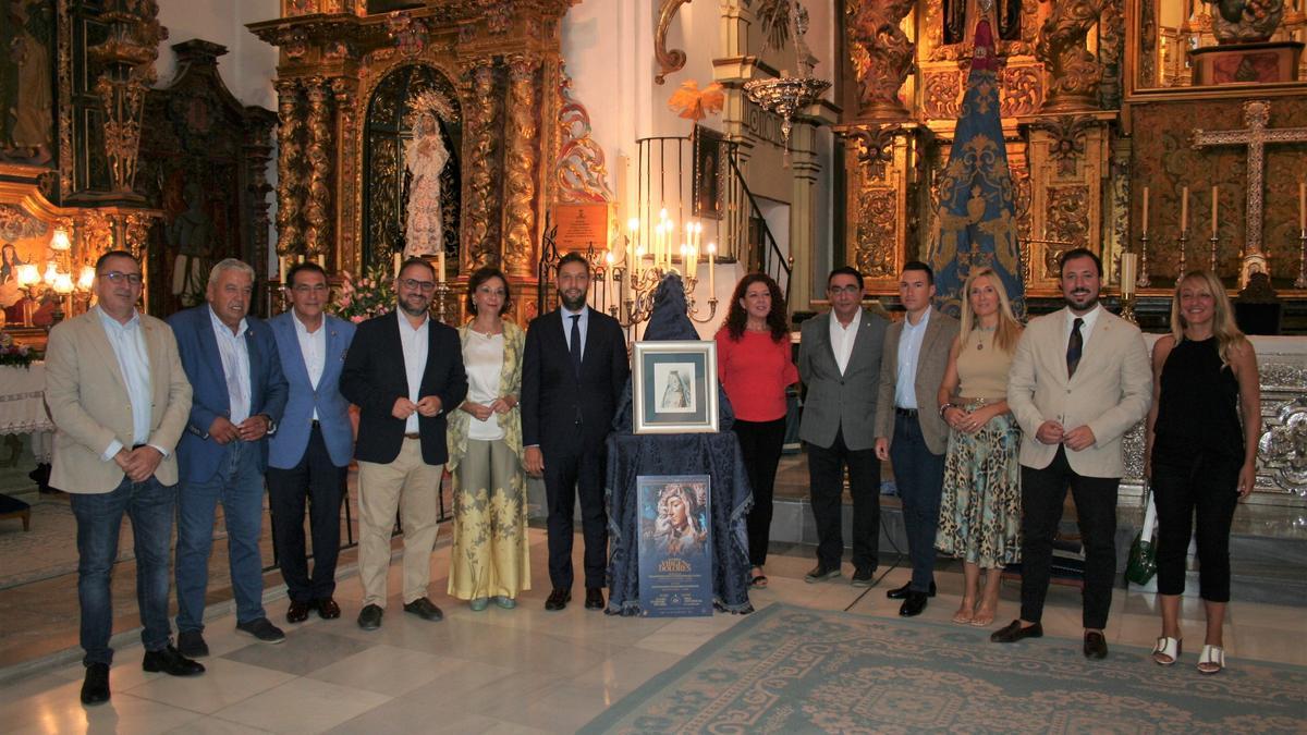 José Luis Ruiz, José María Miñarro, Santiago Parra, Diego José Mateos, Tana García, Juan Francisco Martínez, Toñi Villalba, Juan José García, Ignacio José García, María García, Francisco Morales y María Ángeles Mazuecos, durante la presentación, este martes, en la iglesia de San Francisco.