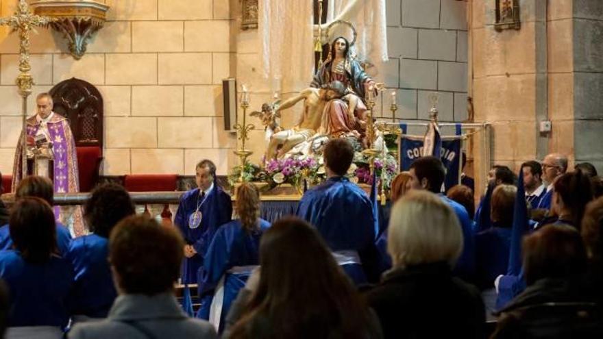 Momento del acto que se realizó en La Vila dentro de la iglesia por la lluvia.