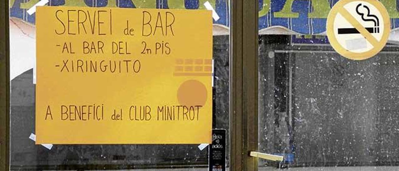 El cartel que el pasado sábado anunciaba la cesión ilegal de un bar en el Hipòdrom de Manacor.