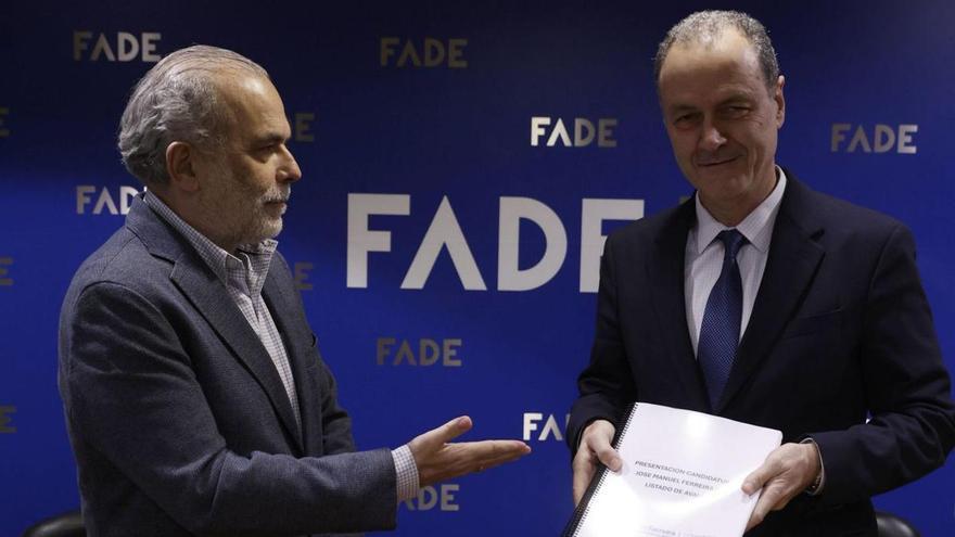 José Manuel Ferreira, a la izquierda, entrega los avales a Alberto González, director general de FADE.