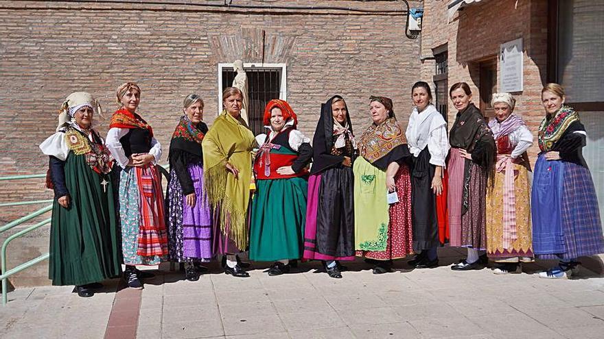 Las bailadoras ataviadas con trajes tradicionales de todo Aragón. |  