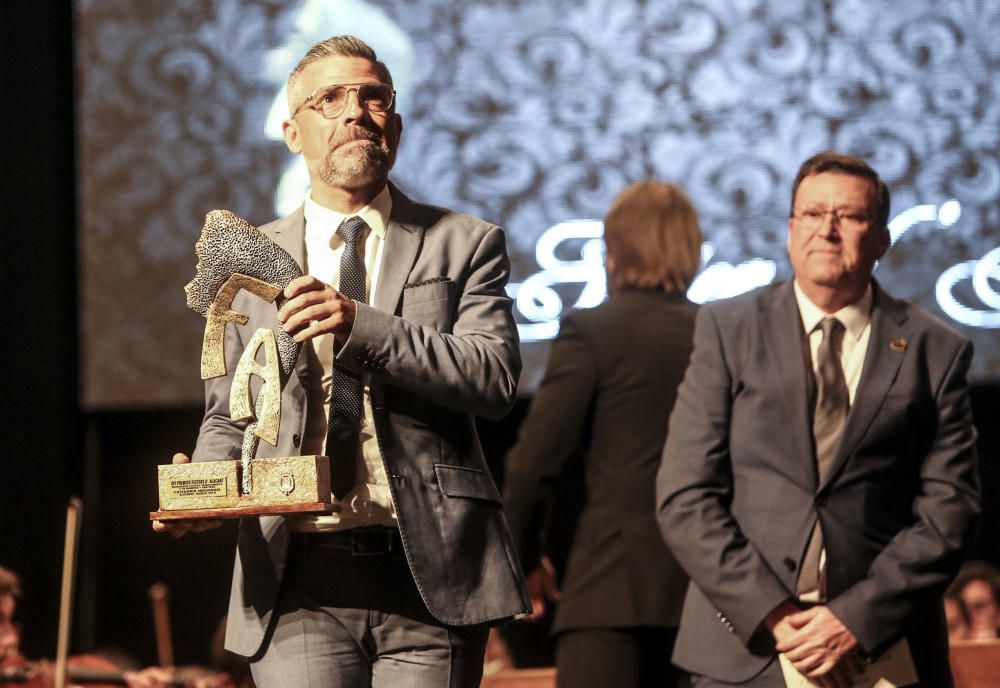 El restaurador y expresidente de Santa Cruz Ramón Riquelme, premio "José Ángel Guirao" en la gala Festers d'' Alacant.