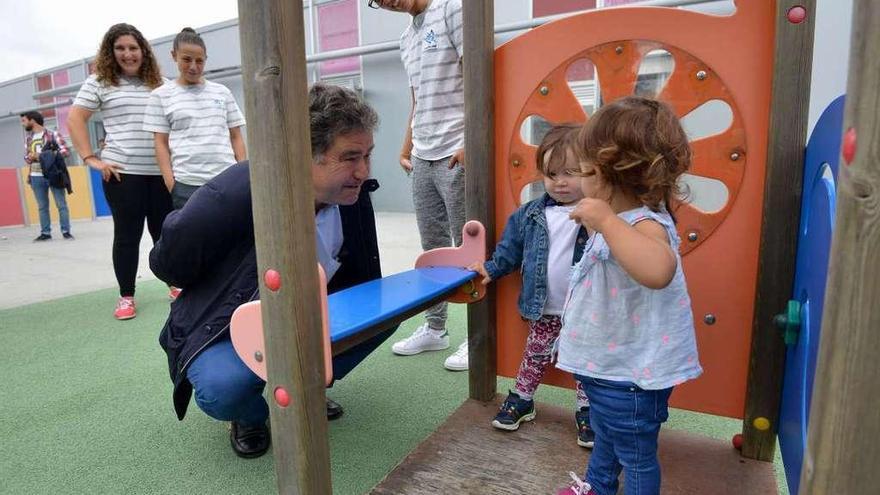 El alcalde de Pontevedra, Fernández Lores, en su visita de ayer a la escuela infantil de A Parda. // G. Santos