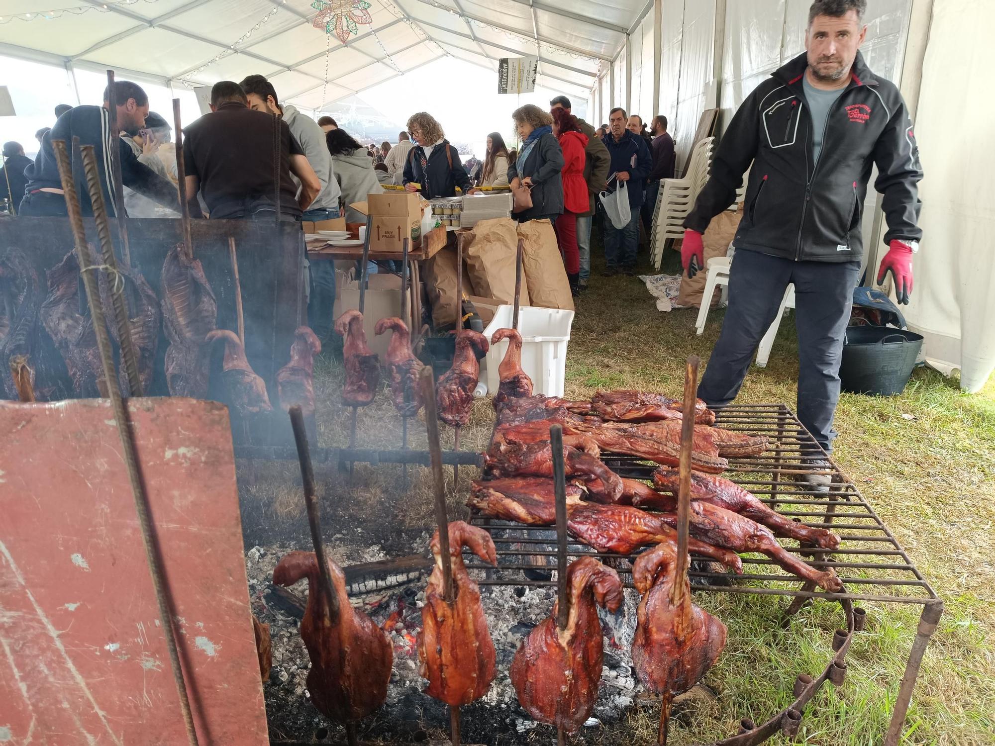 Compartiendo mesa y mantel en las fiestas de Meres, en Siero