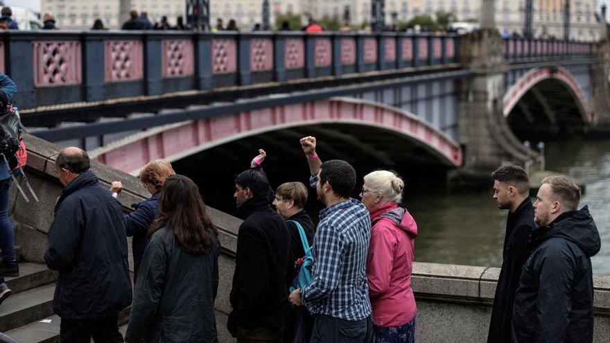 Kilométricas colas durante la noche en Westminster para despedir a Isabel II