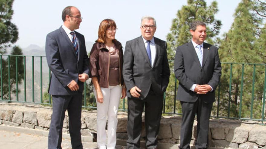 Dámaso Arencibia (izda.), Eva Díaz, José Miguel Bravo de Laguna y Francisco Perera, ayer en Tejeda. | luis del rosario