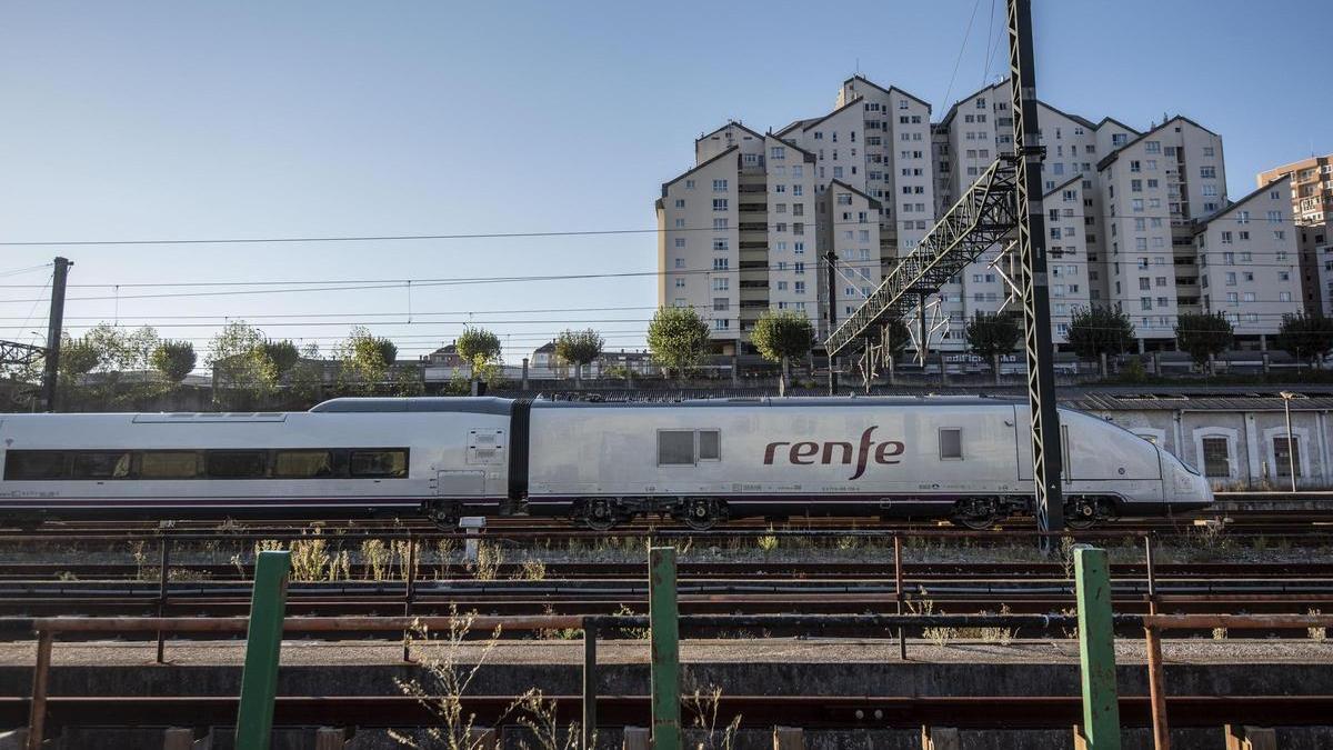 Un tren de alta velocidad saliendo de A Coruña.