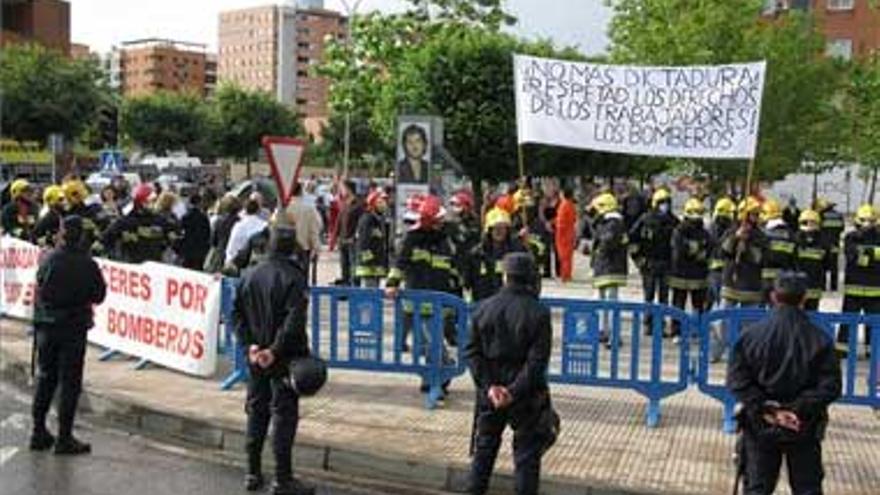 Sesenta bomberos se manifiestan contra el consorcio del Sepei