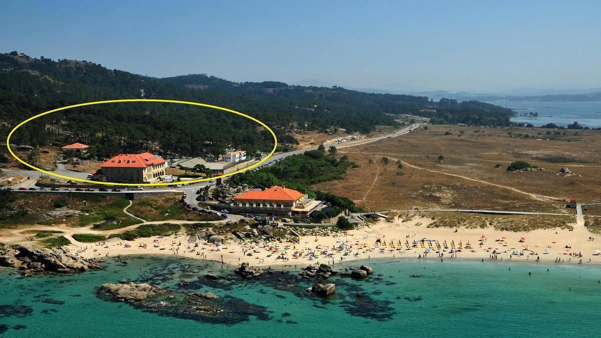 La playa de A Lanzada, y marcada en amarillo, la parcela y las instalaciones que reclaman los comuneros.