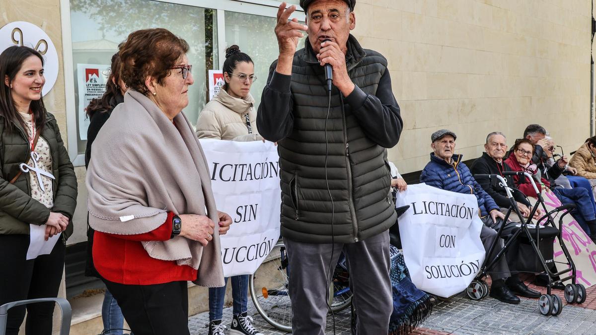 Lectura del manifiesto en Ibi en contra de los recortes en los centros de día.