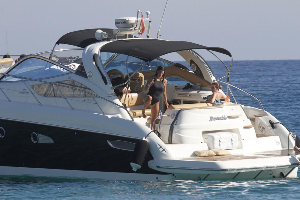 Laura Matamoros y Benji Aparicio en Barco en Cala Jondal, junto  Fonsi Nieto y su mujer Marta Castro.