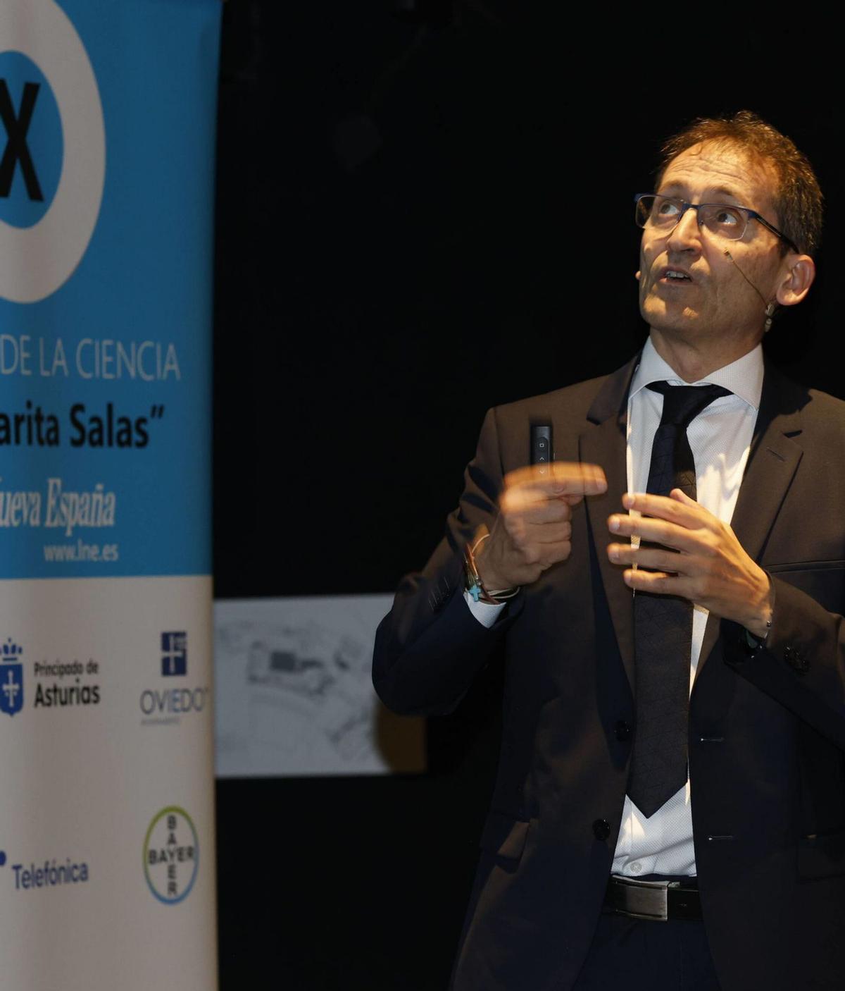 El ingeniero, durante su intervención. | ÁNGEL GONZÁLEZ