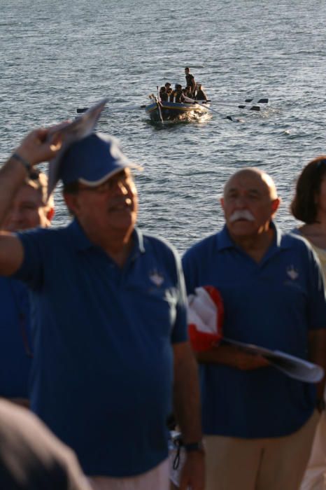 La Asociación de Amigos de la Barca de Jábega celebró el pasado lunes el solsticio de verano en la playa de La Araña con paseos en barca de jábega, sones de caracolas y lectura de poemas y relatos