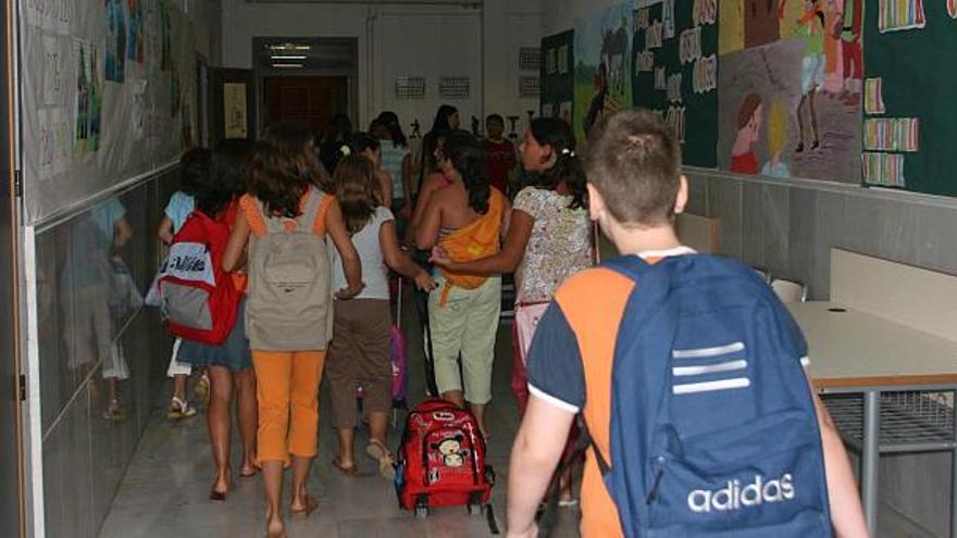 Imagen de archivo de alumnos entrando a su colegio durante el inicio del curso escolar en Elche.