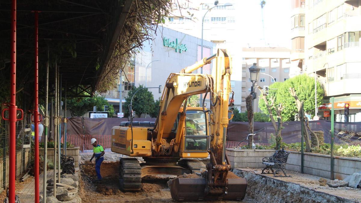 Trabajos de FCC Aqualia en avenida de Huelva de Badajoz para renovar la red de abastecimiento y saneamiento de agua.