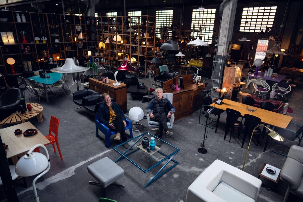 L’Hospitalet de Llobregat, 10/12/2025. Interior de Brutus de Gaper, considerado el mayor almacén de ropa ‘vintage’ del área metropolitana, con miles de piezas organizadas por estilo y época. Foto: Zowy Voeten / El Periódico.