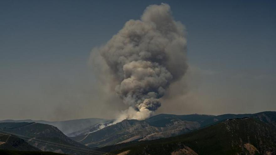 Una columna de humo en el incendio del Parque Natural de O Invernadeiro. |   // BRAIS LORENZO