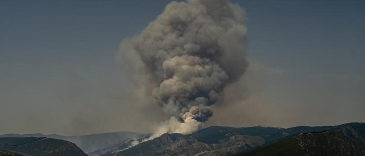 Una columna de humo en el incendio del Parque Natural de O Invernadeiro. |   // BRAIS LORENZO