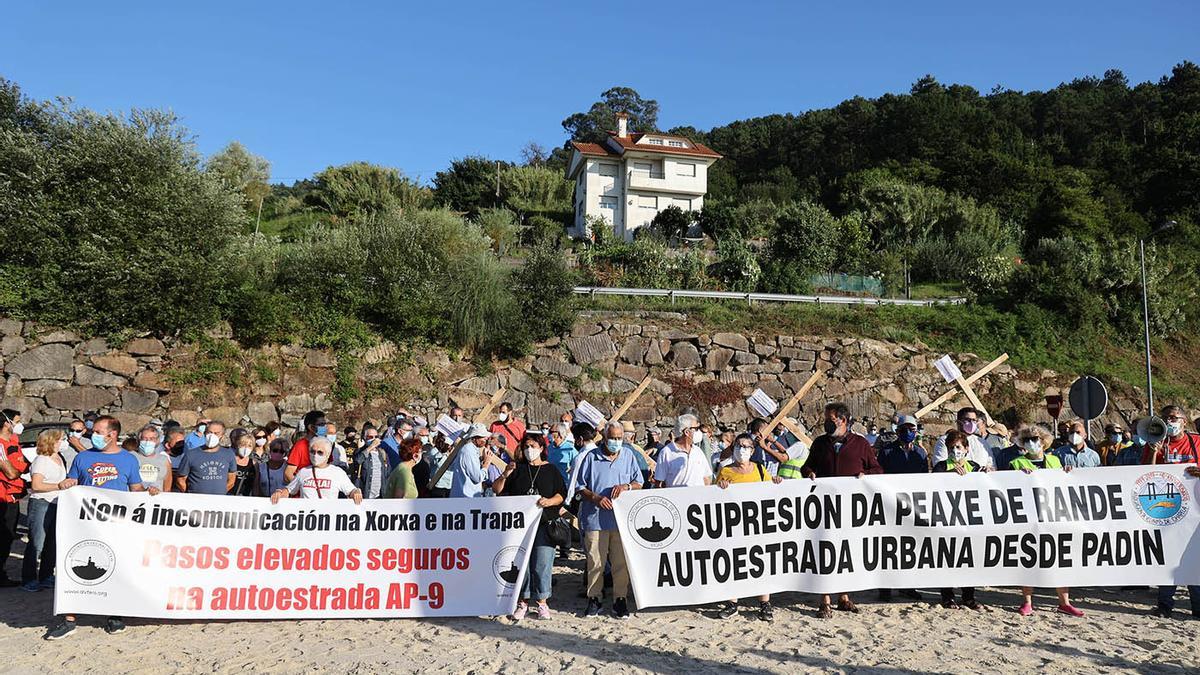 Concentración organizada por los vecinos de Teis y Chapela en la rotonda de Cabanas para exigir el fin del peaje de Redondela.
