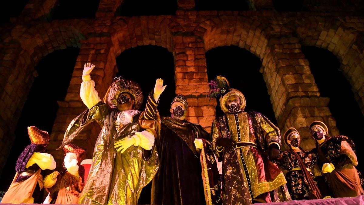 Los Reyes Magos reparten ilusión pese al mal tiempo y las restricciones