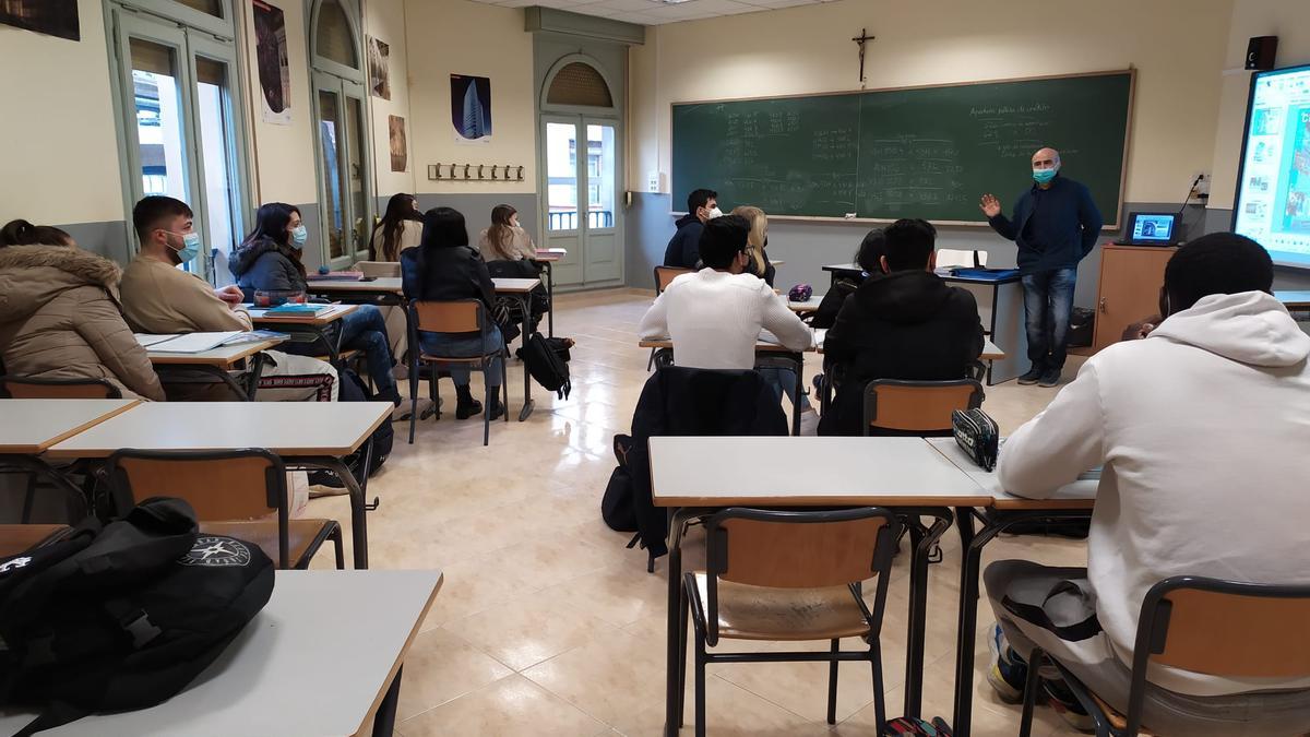 El alumnado de ciclo formativo de grado medio del Colegio San Vicente de Paúl durante la charla informativa del Cipaj.