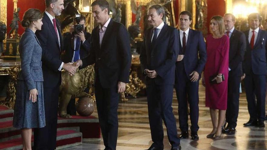 Sánchez saluda a los Reyes el pasado jueves. Detrás de él, Zapatero y Rivera. // Efe