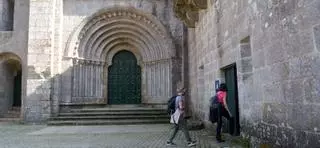 El cierre permanente de la iglesia de Armenteira indigna a turistas y peregrinos