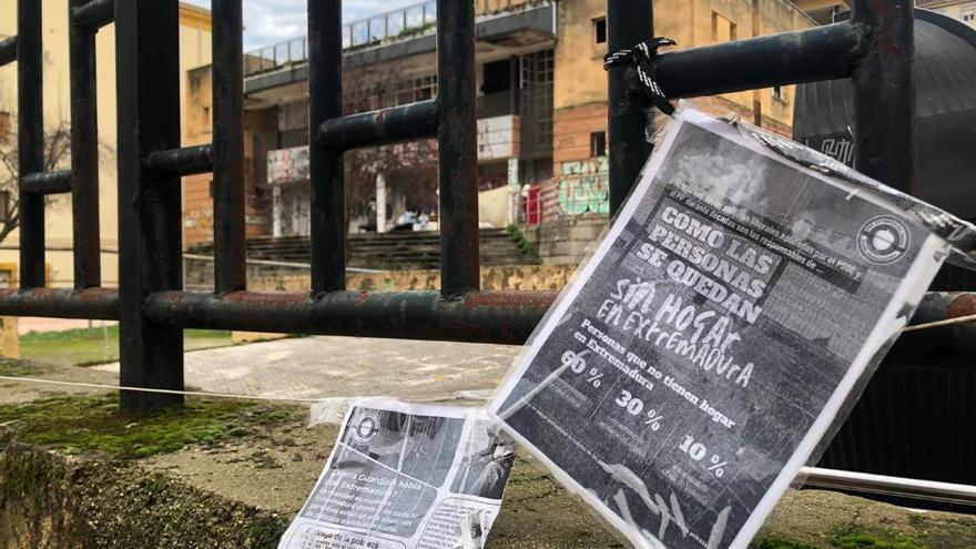 El edificio inhóspito de Reyes Huertas, catorce años de espera y carteles por una solución social en Cáceres