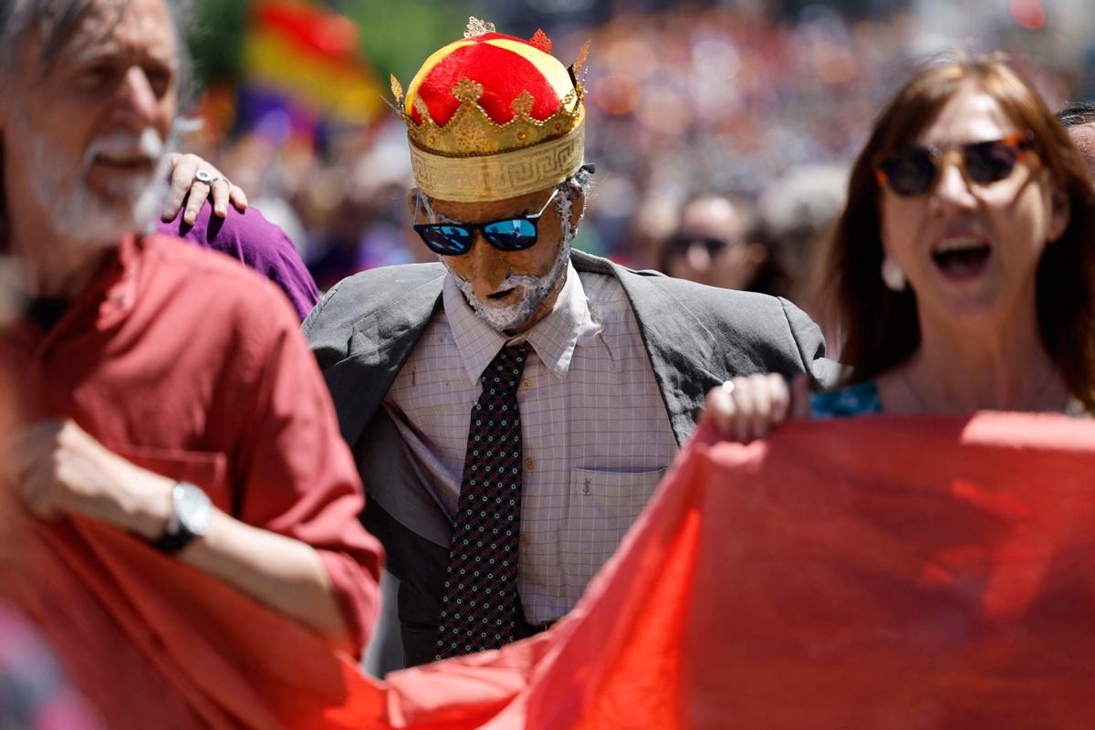 Demonstrators carry a puppet depicting King Felipe VI during a pro-republic march under the slogan Felipe VI the Last One in Madrid on June 16, 2024, ahead of the 10th anniversary of the coronation of King Felipe VI of Spain. (Photo by OSCAR DEL POZO / AFP)