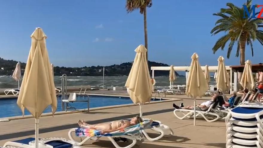 Hohe Wellen und Mallorca-Urlauber am Pool: So erlebte Santa Ponça den Sturm