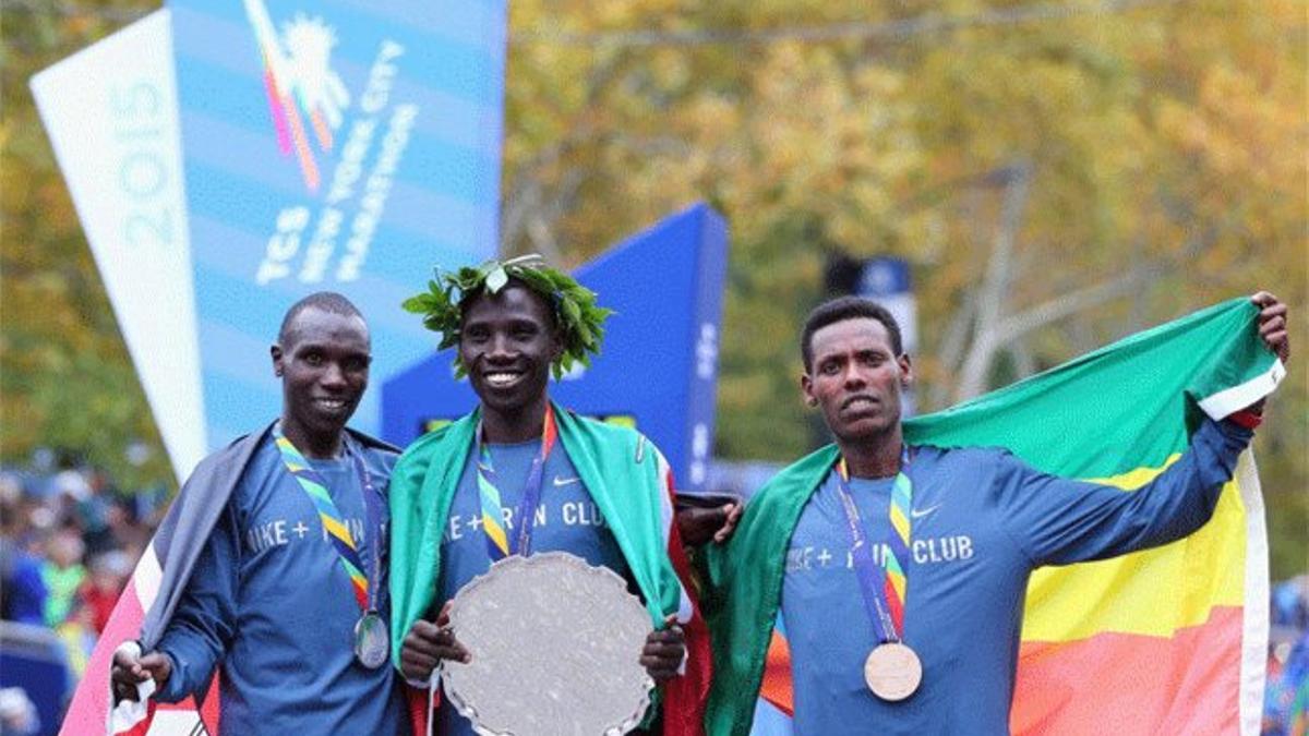 Stanley Biwott con Geoffrey Kipsang Kamworor y Lelisa Desisa