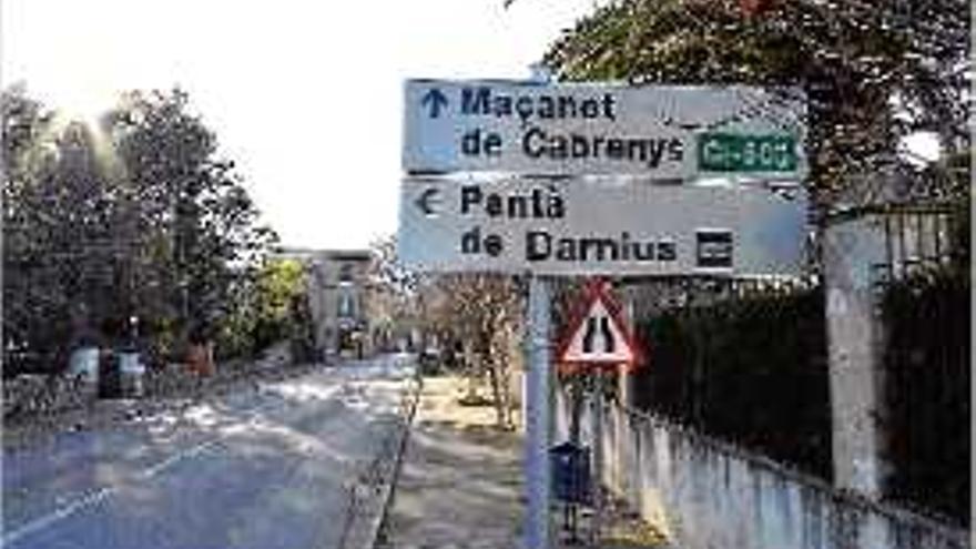 Els cartells del pantà amb un nom provisional de pantà de Darnius.