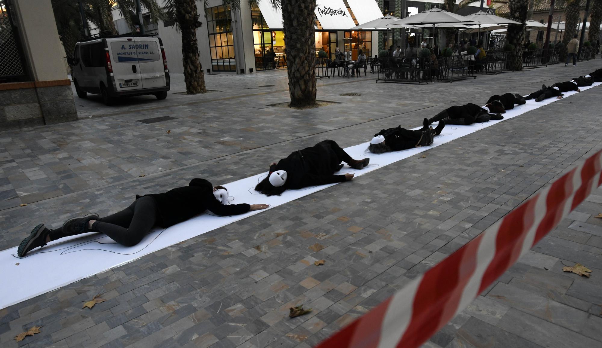 Performance en Murcia por el 25N: enmascaradas y de luto en Alfonso X