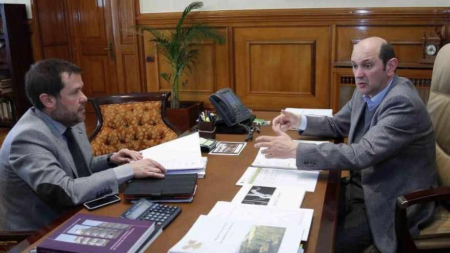 El alcalde Perfecto Rodríguez durante su encuentro de ayer con Rafael Louzán.  // Fdv