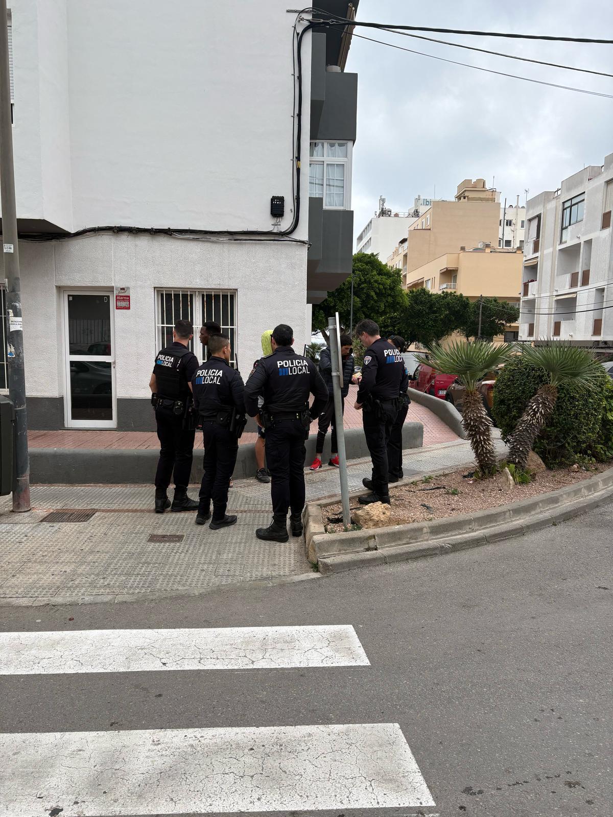 El Ayuntamiento asegura que ha reforzado la presencia policial en el barrio.