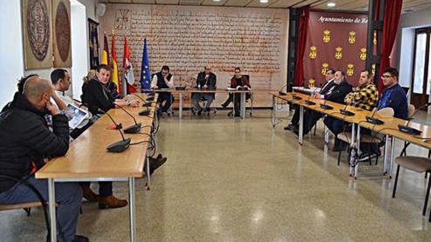 Algunos de los asistentes al encuentro celebrado ayer en el Ayuntamiento.