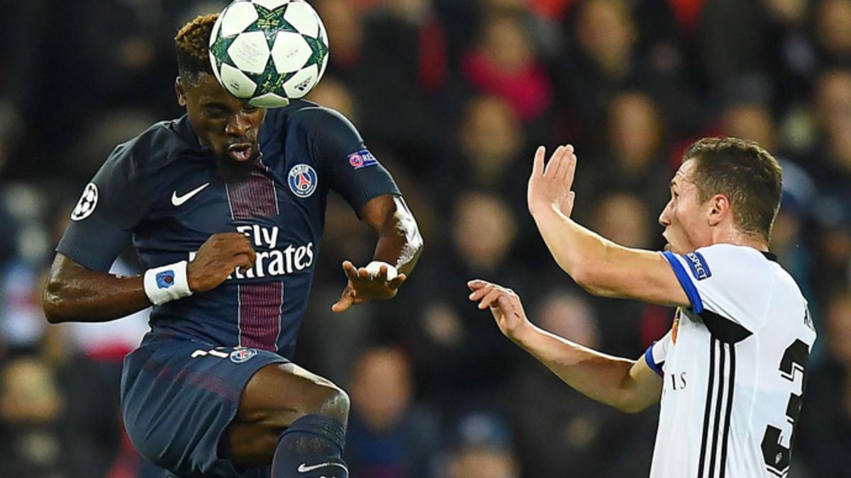 Serge Aurier, defensa del PSG, está en la agenda del Barça