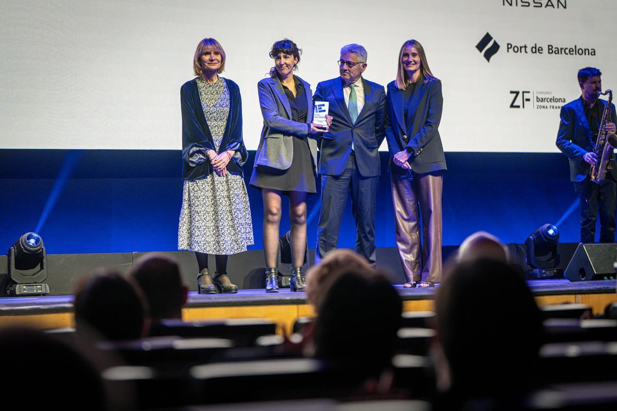 Silvia Domènech y Josep Maria Bonmatí (La Fageda), recogen el premio de mano de Lluïsa Moret (Diputació de Barcelona) y Eva Franquès (El Corte Inglés)