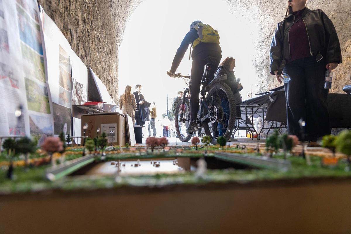 Proyectos de la Escuela de Arquitectos de la UA para la Albufereta, visibles en la calle Sol Naciente.