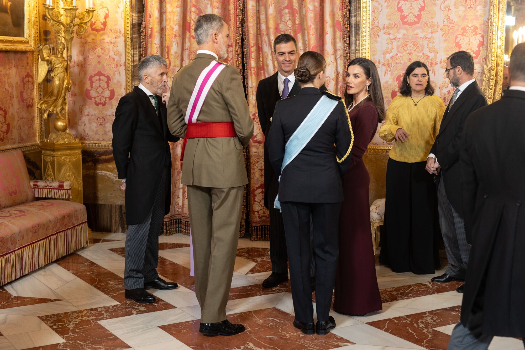 El ministro de Interior, Fernando Grande-Marlaska, el Rey Felipe VI, el presidente del Gobierno, Pedro Sánchez, la Princesa Leonor, y la Reina Letizia, durante la Pascua Militar, en el Palacio Real, a 6 de enero de 2025, en Madrid (España). La Pascua Militar es una ceremonia que celebra la recuperación de la localidad menorquina de Mahón el 6 de enero de 1782, que se encontraba en poder de los ingleses, durante la cual se realiza un balance de las vicisitudes del año anterior y se marcan las líneas de acción que se desarrollarán en el siguiente. Durante el acto, se rinden honores mediante el himno nacional y una salva de 21 cañonazos, y el Rey Felipe VI pasa revista. Posteriormente, se realiza la imposición de condecoraciones militares a aquellos civiles y miembros de las Fuerzas Armadas que se han hecho acreedores de ellas durante el año vencido. 06 ENERO 2025 Alejandro Martínez Vélez / Europa Press 06/01/2025. Alejandro Martínez Vélez;