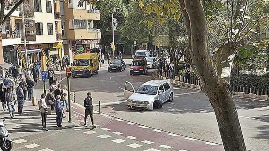 Estado en el que quedÃ³ el coche tras colisionar con uno de los bolardos de la plaza.