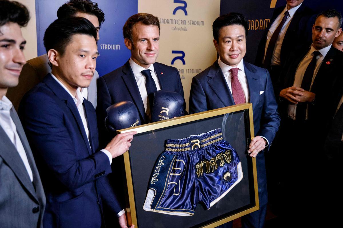 Macron visita un centro de Muay thai en Bangkok