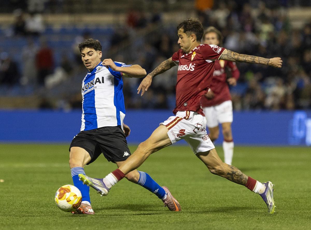 Nico Espinosa trabaja en tareas defensivas durante la última visita del Real Murcia al Rico Pérez.