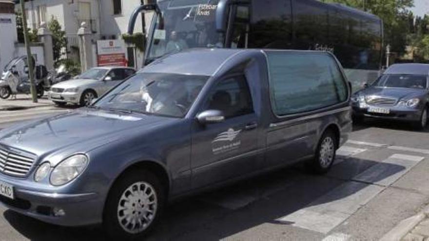 Tres coches fúnebres llevan los restos de los pequeños al cementerio de San Isidro en Madrid.