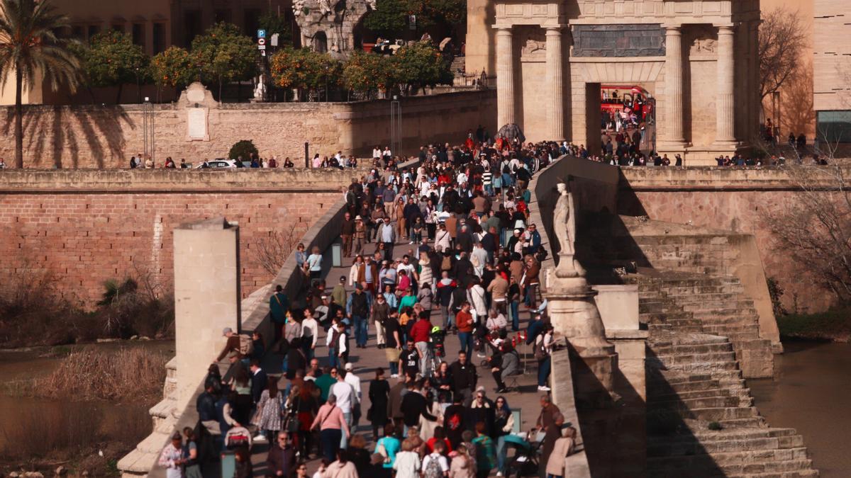 Turistas por el Puente Romano.