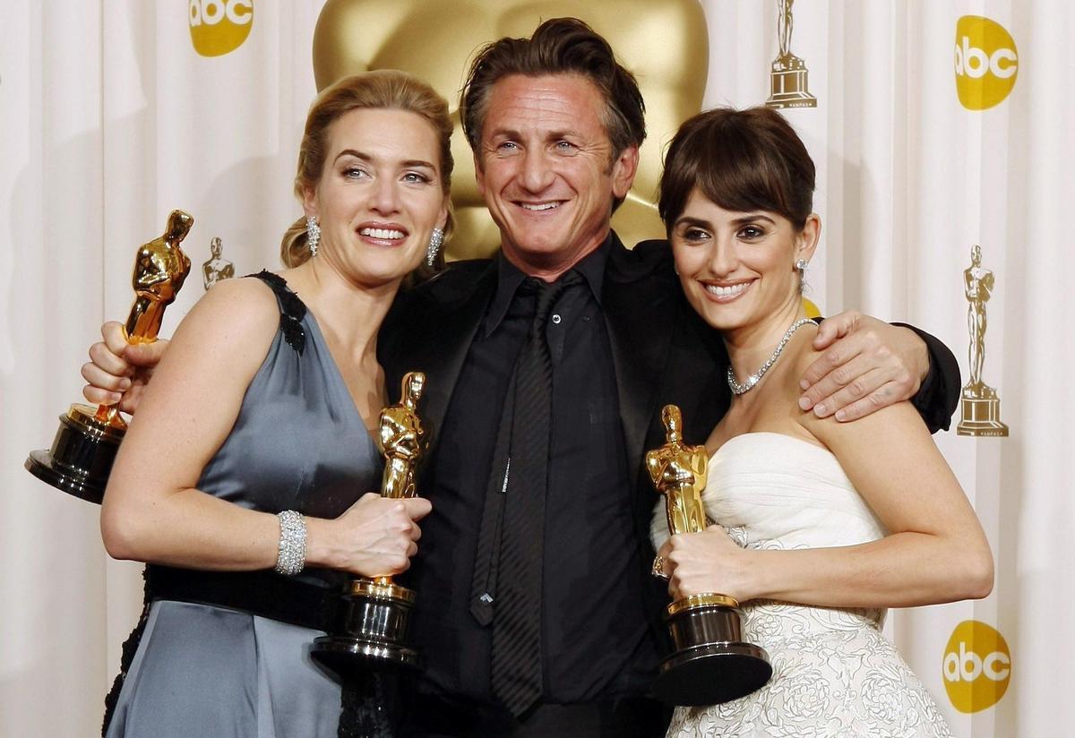 La actriz británica Kate Winslet (I), ganadora del premio a la mejor actriz por 'The Reader', Sean Penn (C), ganador del premio al mejor actor por 'Milk', y la actriz española Penélope Cruz, ganadora del premio a la mejor actriz de reparto por 'Vicky Cristina Barcelona"'.