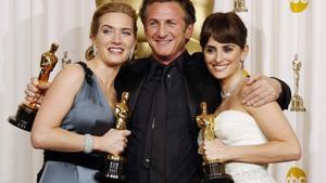 La actriz británica Kate Winslet (I), ganadora del premio a la mejor actriz por The Reader, Sean Penn (C), ganador del premio al mejor actor por Milk, y la actriz española Penélope Cruz, ganadora del premio a la mejor actriz de reparto por Vicky Cristina Barcelona.