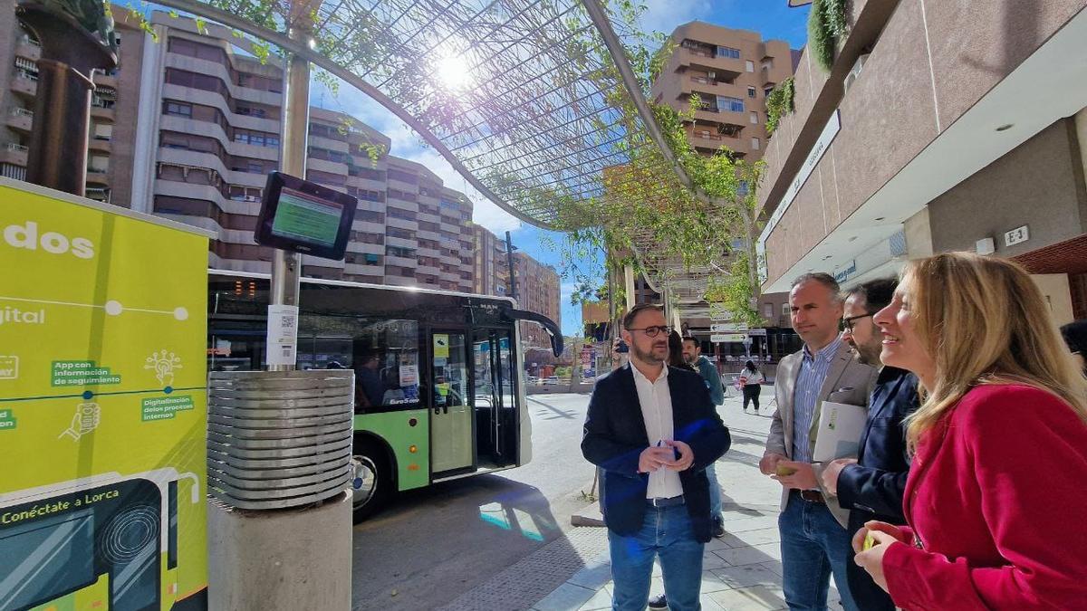 Diego José Mateos, Francisco Ibáñez, Isidro Abellán y María Ángeles Mazuecos, en la parada del autobús del Óvalo contemplando uno de los paneles digitales, este martes.