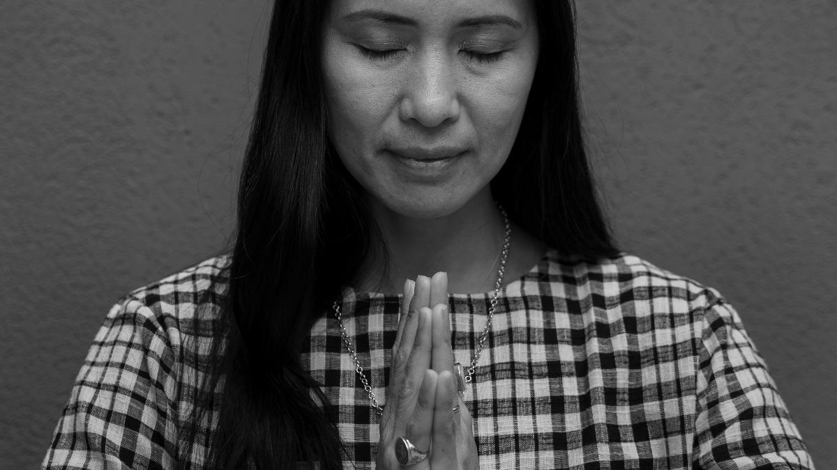 Xuan Lan en Anjali Mudra, asana de saludo y un gesto de reverencia y que se puede acompañar de la expresión Namasté.