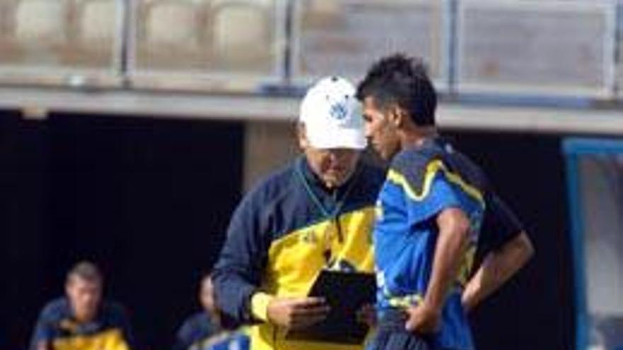 Juan Manuel Rodríguez, junto a Jonathan Viera en el entrenamiento del pasado miércoles. i J. C. CASTRO